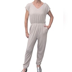 Everly Taupe Jumpsuit Small Women’s Short Sleeve V Neck Back Keyhole Pockets